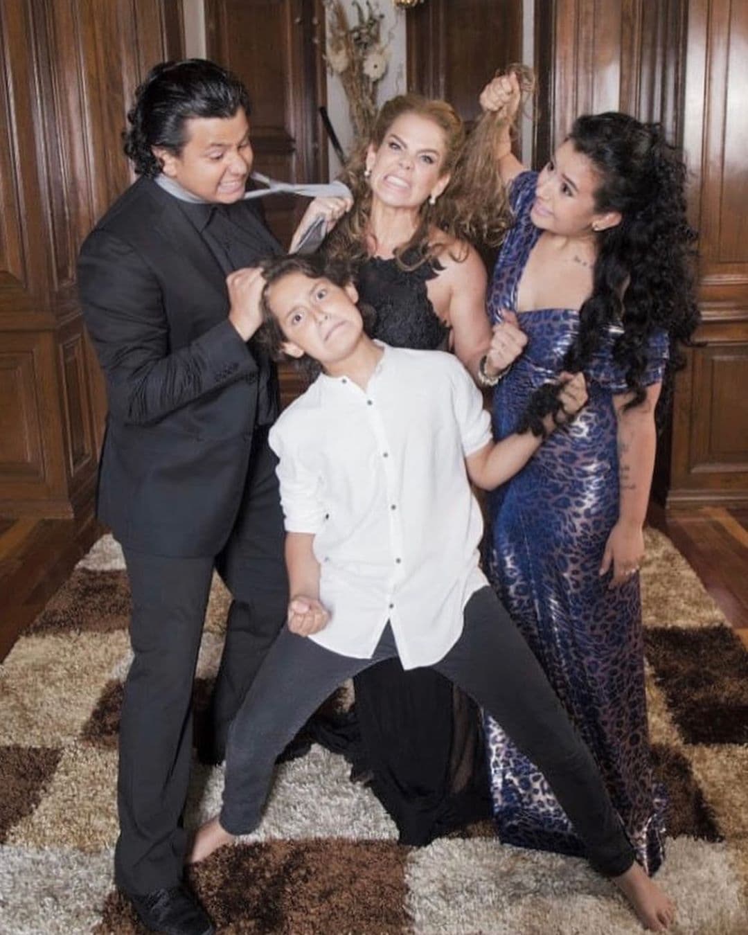 Niurka presume foto junto a sus hijos y sus respectivas parejas, incluyendo a Karol Sevilla