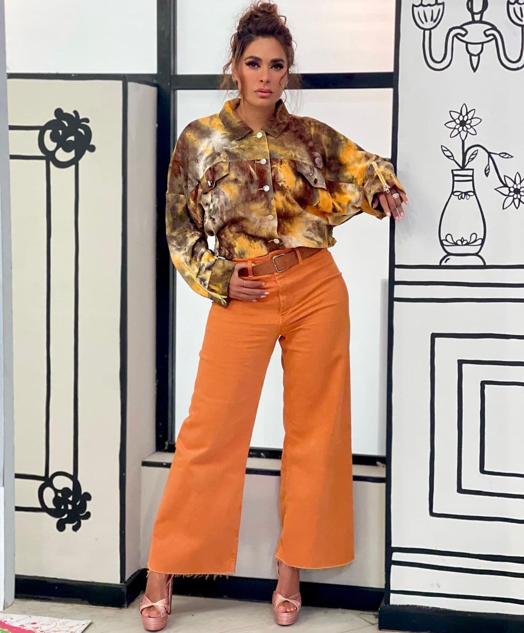 Galilea Montijo impacta con vestido neón al estilo 'quinceañera moderna'