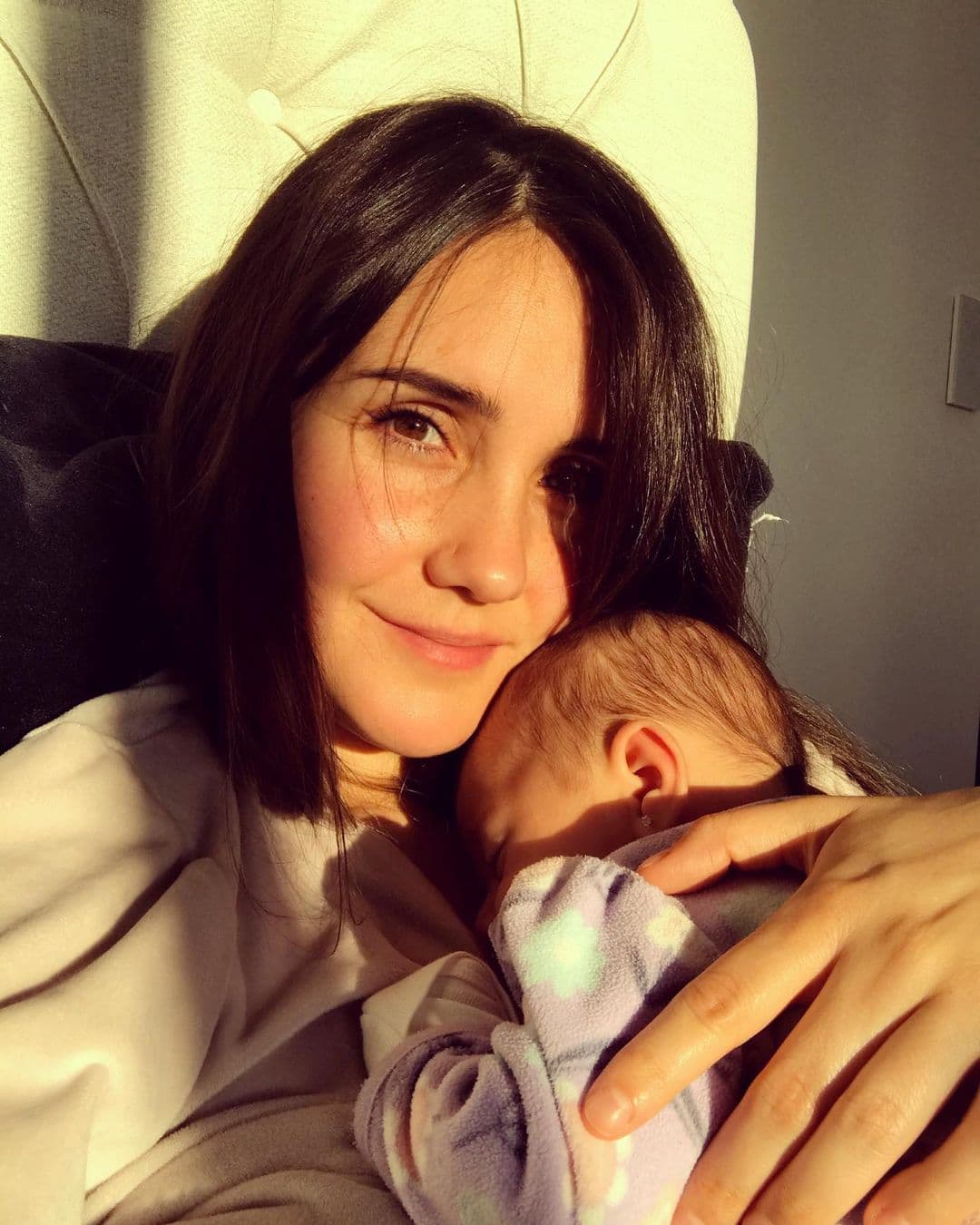 Dulce María presume cuánto disfruta de la maternidad y cautiva con nueva imagen de su hija