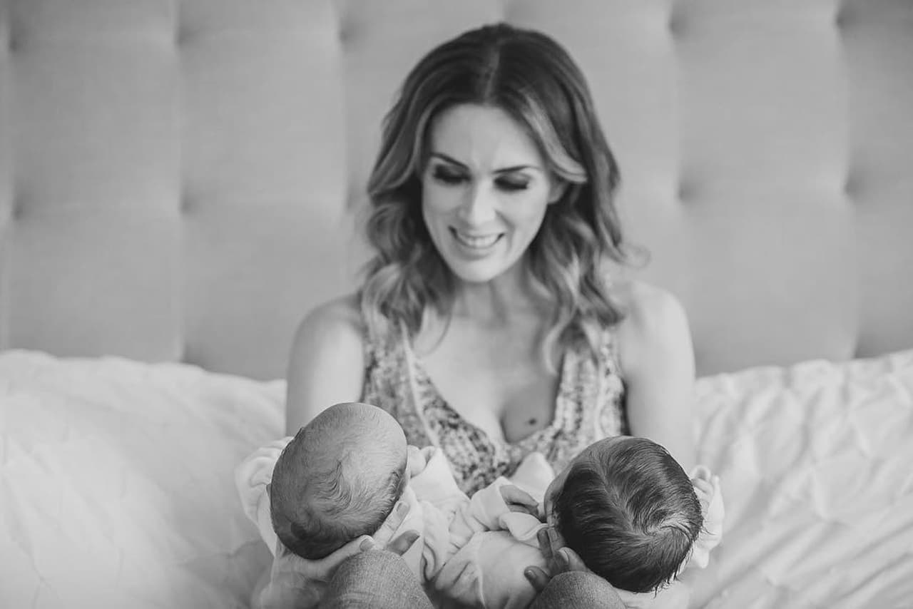 Jacqueline Bracamontes comparte tierna foto con sus mellizas