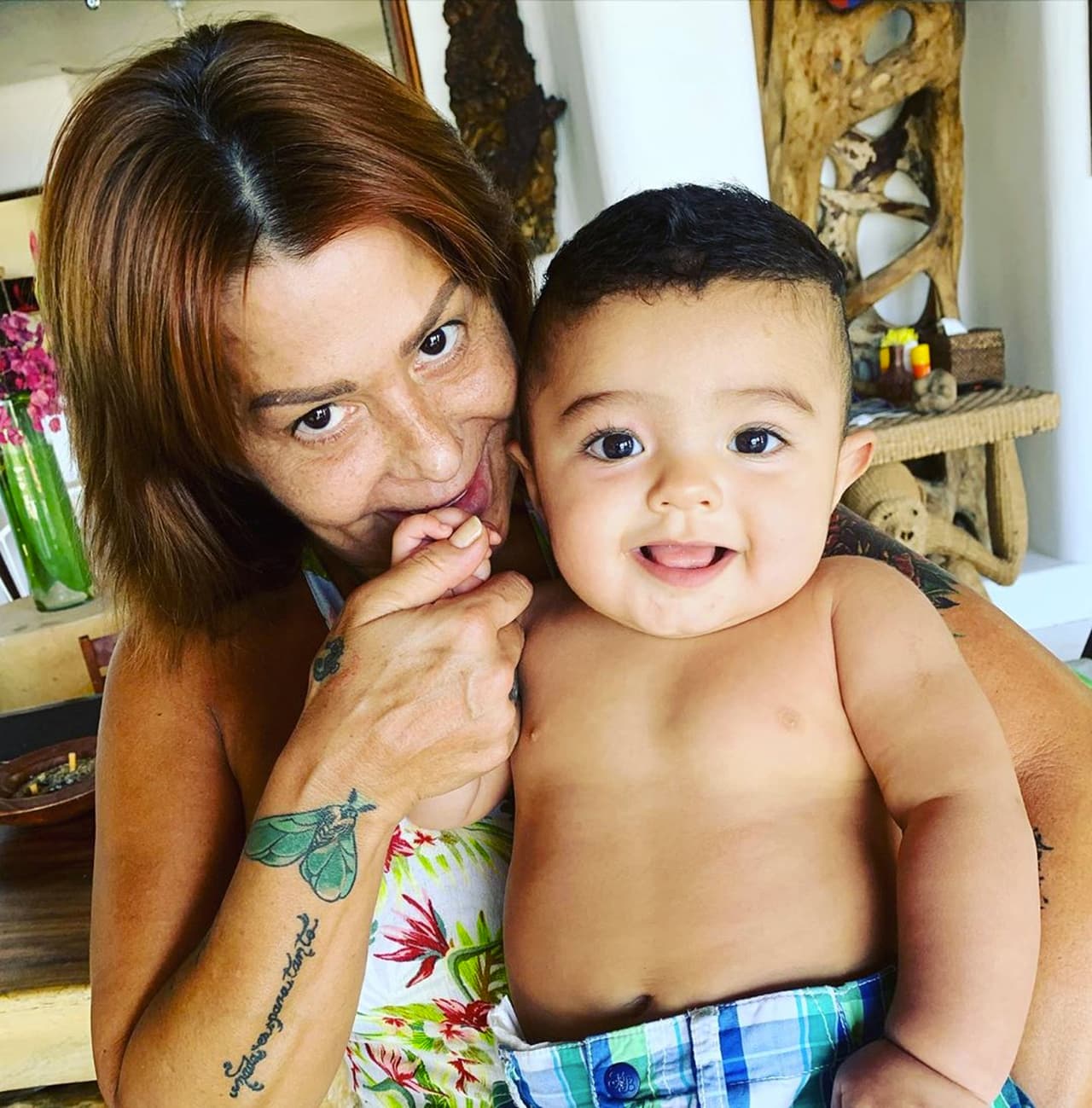 Pese a no arreglar su problema con Frida Sofía, Alejandra Guzmán posa feliz con su sobrino