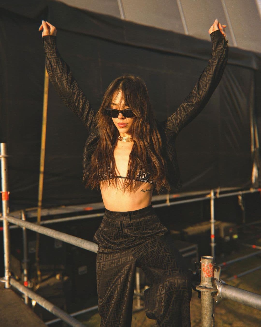 Danna Paola causa furor con look ‘dark’, ¡luce irreconocible!