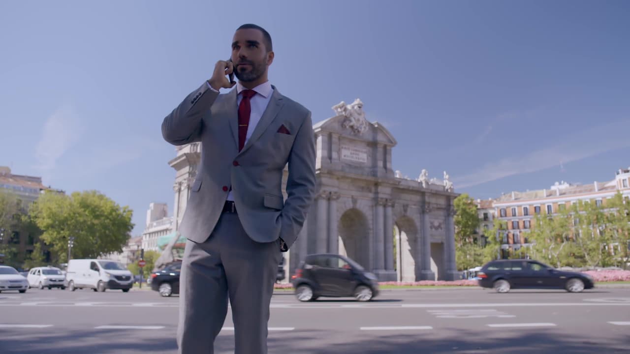 También los espacios del centro histórico de Madrid como la Plaza Mayor, la Plaza de Isabel II y la Plaza de Oriente, incluyendo escenarios más cosmopolitas como la Gran Vía, la Plaza de Colón y la Plaza de Neptuno, ubicados en la parte histórica de la capital española.