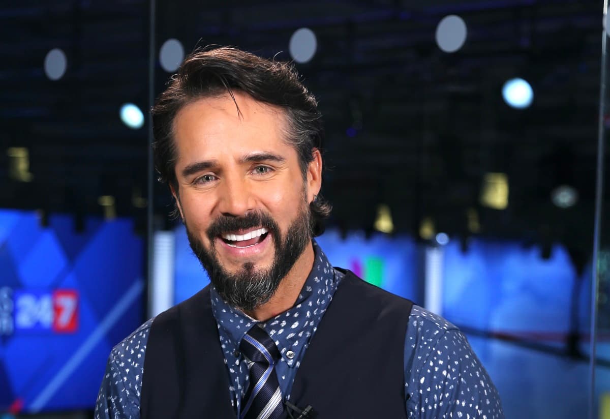 José Ron comparte escapada romántica con su novia y así lo presume
