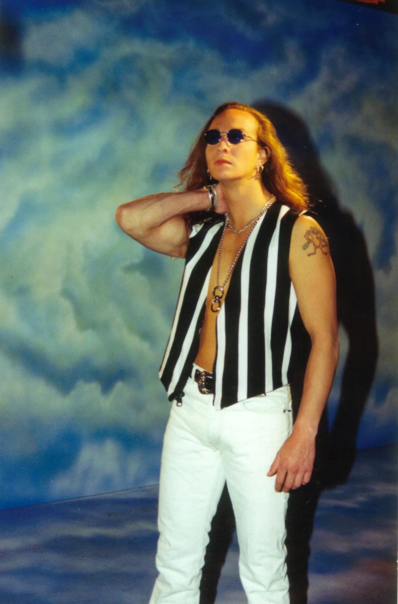 En esta época, Erik era conocido como "el chico malo" del pop, pues su larga cabellera y tatuajes lo alejaban por completo de la imagen infantil que proyectó cuando comenzó en la agrupación también conformada por Paulina Rubio, Sasha Sökol, Benny Ibarra y Mariana Garza, entre tantos más.