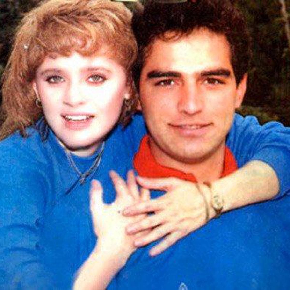 Erika Buenfil y Omar Fierro trabajaron juntos en la telenovela 'Amor en Silencio' en 1988. No obstante, también tuvieron un romance fuera de la pantalla. "Cuando estuvimos en 'Amor en Silencio' salimos dos o tres meses, estuvimos saliendo, pero de eso tiene mucho", dijo la actriz en una entrevista hace algunos meses.