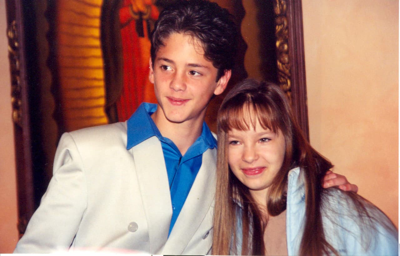 'Aventuras en el Tiempo' fue una telenovela infantil producida por Televisa Niños en 2001 y fue protagonizada por Belinda y Christopher Uckermann como la pareja infantil. Precisamente, en una entrevista con el comediante Daniel Sosa en 2020, la cantante confirmó que fue novia del actor.