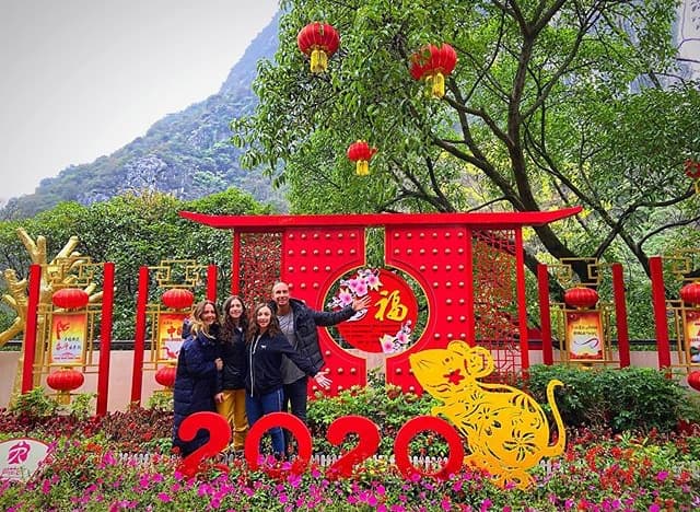 En compañía de sus hijas Mía y Nina, y su marido Erik Rubín, la conductora Andrea Legarreta viajó hasta China para recibir el nuevo año. Además, aprovechó la publicación para compartir datos del Horóscopo Chino: "Hice mi “investigación” aquí en China y como #DatoCultural encontré esto... Este año será en el horóscopo Chino el año de la rata de metal(...)".