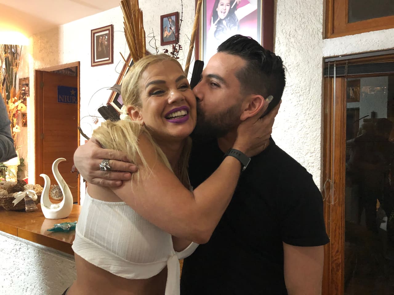 Con Juan Ugarte, quien interpreta al arcángel Uriel en la serie