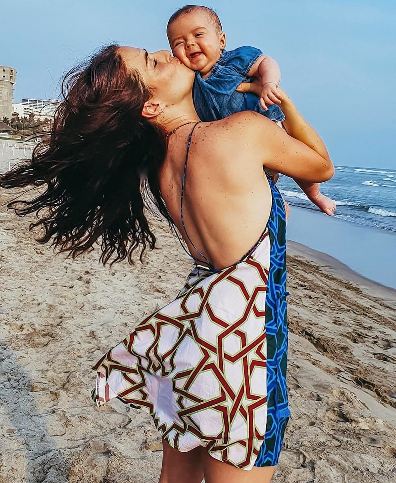 Claudia Álvarez comparte tierna foto familiar y anima a ser felices durante la pandemia