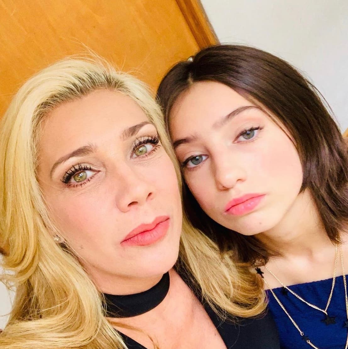 Cynthia Klitbo se aventura a cortarle el pelo a su hija y muestra el resultado