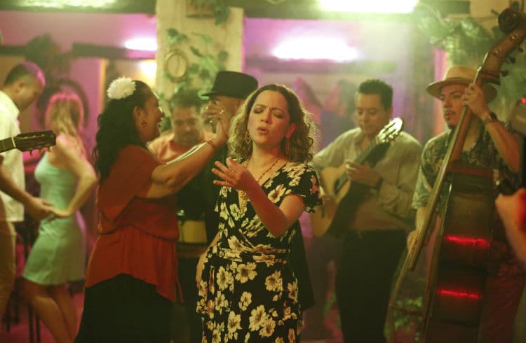Natalia Lafourcade estrena el video de 'Danza de Gardenias'