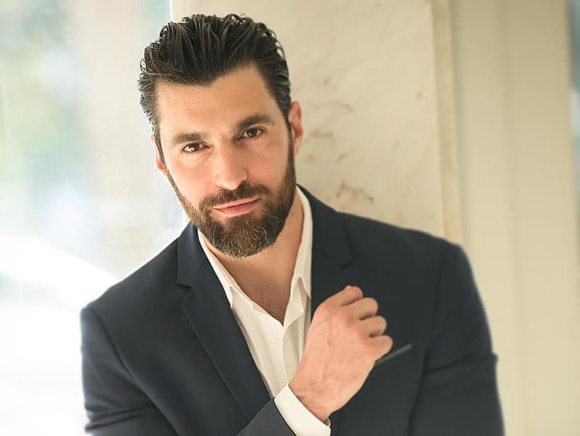 Osvaldo de Leon dará vida a ‘Luis Guzmán’, un periodista que buscará desenmascarar a ‘Catalina Creel’ en la nueva versión de ‘Cuna de lobos’. La serie forma parte del proyecto Fábrica de sueños, el cual reinventará algunas de las telenovelas más populares de Televisa.