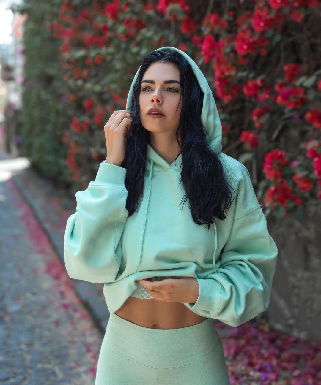 Livia Brito muestra cómo lucir chic en pants y tenis