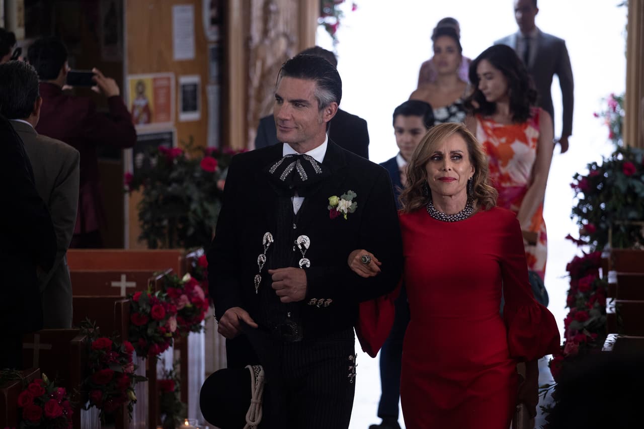 El novio entró orgulloso hacia el altar acompañado de su madre.