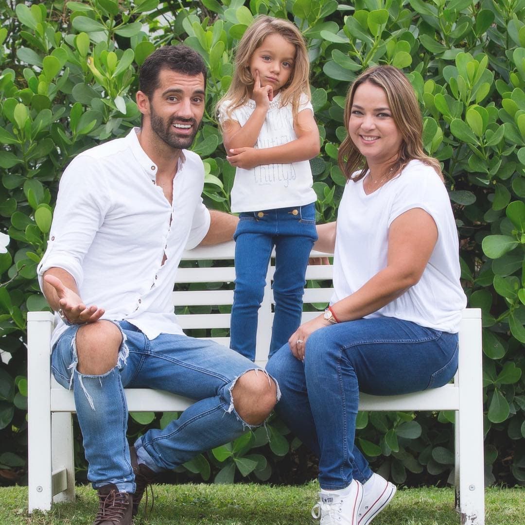 A pesar de que están comprometidos desde 2013, la pareja aún no ha llegado al altar. “Y estamos casados de por vida, no hay mejor compromiso ante Dios que nuestra bella hija”, compartió Costa a una fan, según reportó People en Español de 2018.