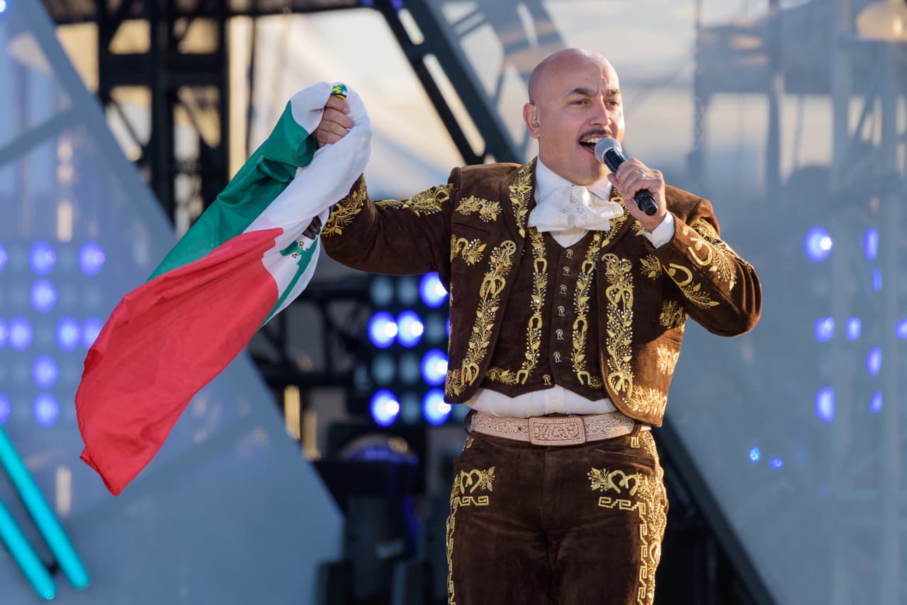 Lupillo Rivera pide privacidad e insulta a un paparazzi
