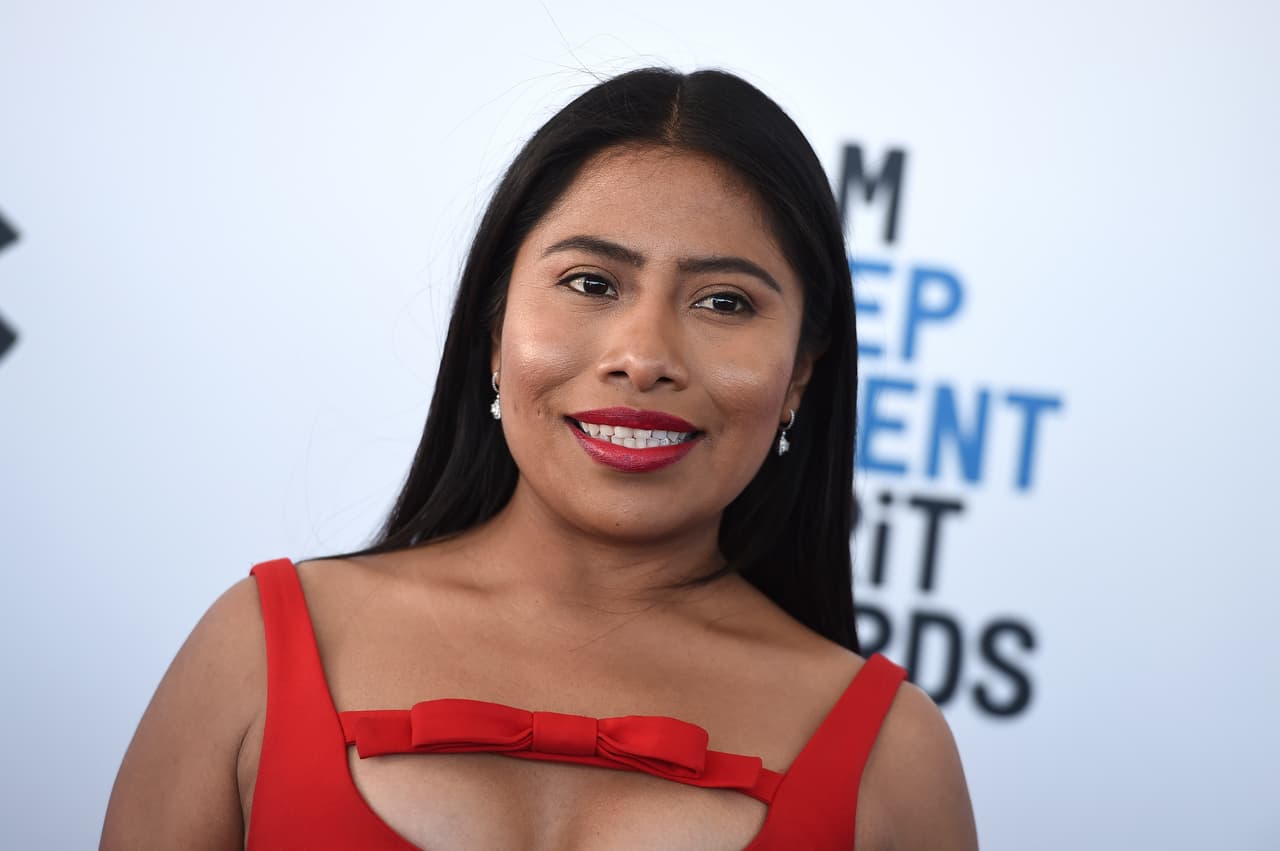 Prada alardea de que Yalitza Aparicio use su ropa en la portada de una revista