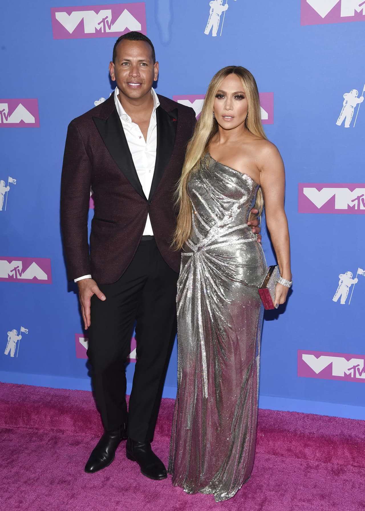 Jennifer Lopez mueve sus curvas con entallado vestido
