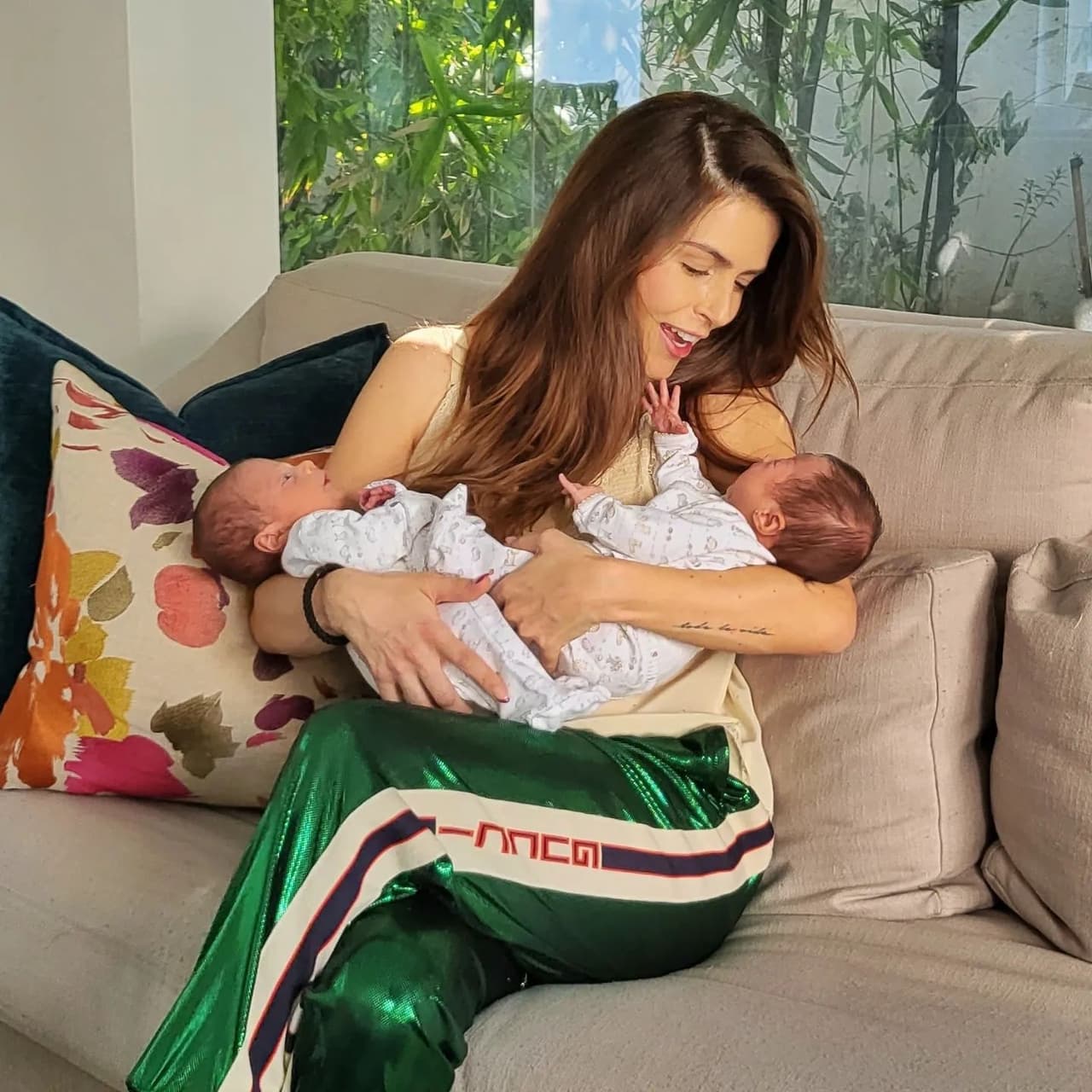 Claudia Álvarez presume a su familia completa con tierna foto