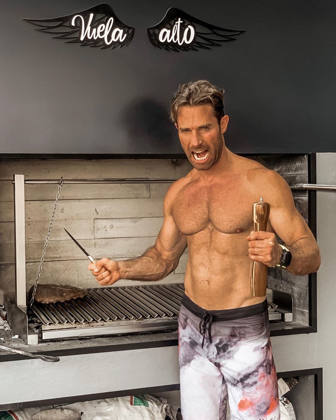 “¡Mantengámonos Fuertes y Unidos... Todos contra el Coronavirus! Cuéntenme ¿cómo están sobrellevando esta situación?”, comparte Sebastián Rulli.