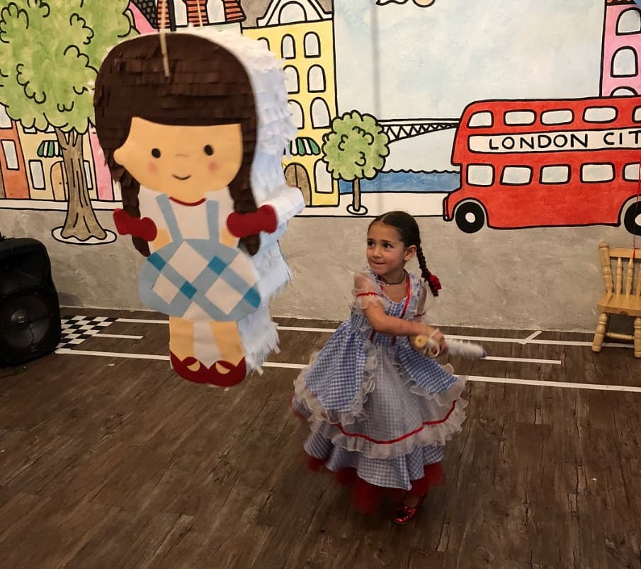 La pequeña se disfrazó de 'Dorothy Gale' de El Mago de Oz