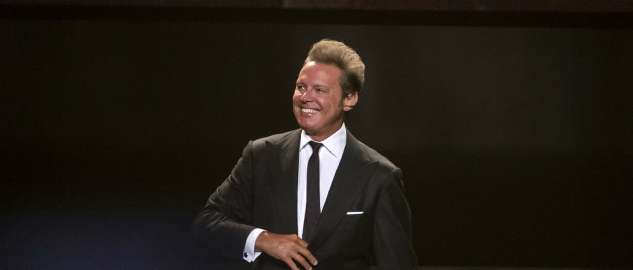 Luis Miguel sigue de conquistador al aparecer con dos sensuales rubias