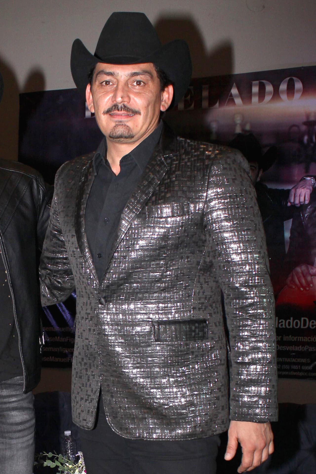 José Manuel Figueroa encuentra cartera que extravió en el aeropuerto de la CDMX