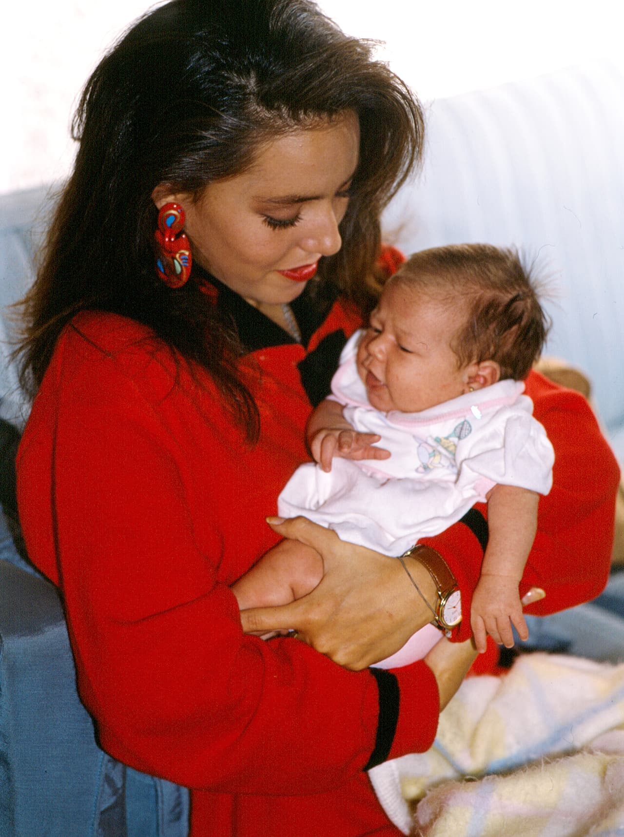 Donde la nieta de Silvia Pinal aclaró que ella nunca intervino en el romance que ‘El sol’ vivió con la fotógrafa Mariana Yazbekv, pues, su hija Michelle nació antes del idilio.