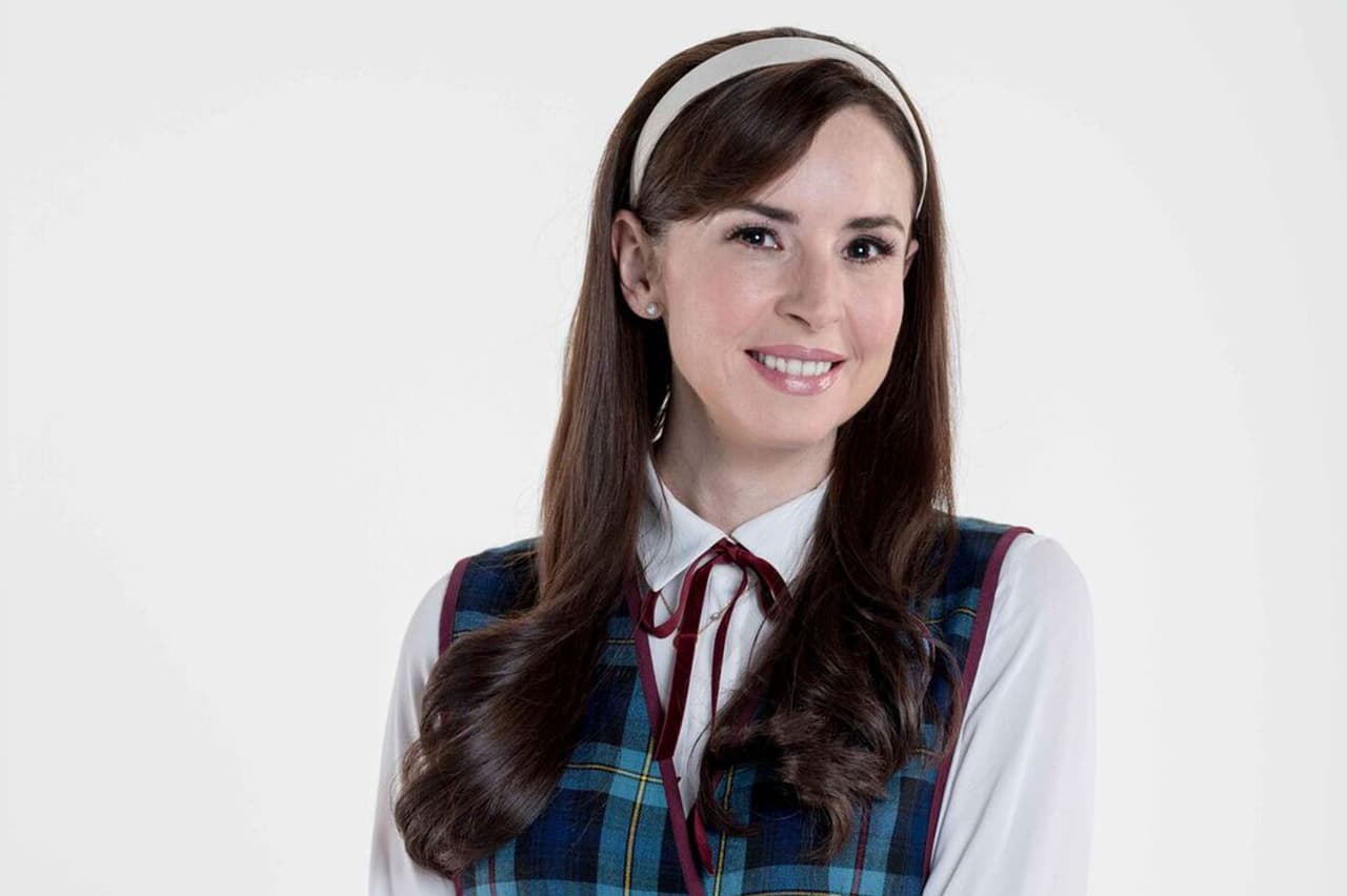 Andrea Torre es La Nena, hija de Licha, ella como buena hija debe aguantar los achaques de su madre. Tiene una hija rebelde y un esposo fósil de la UNAM.