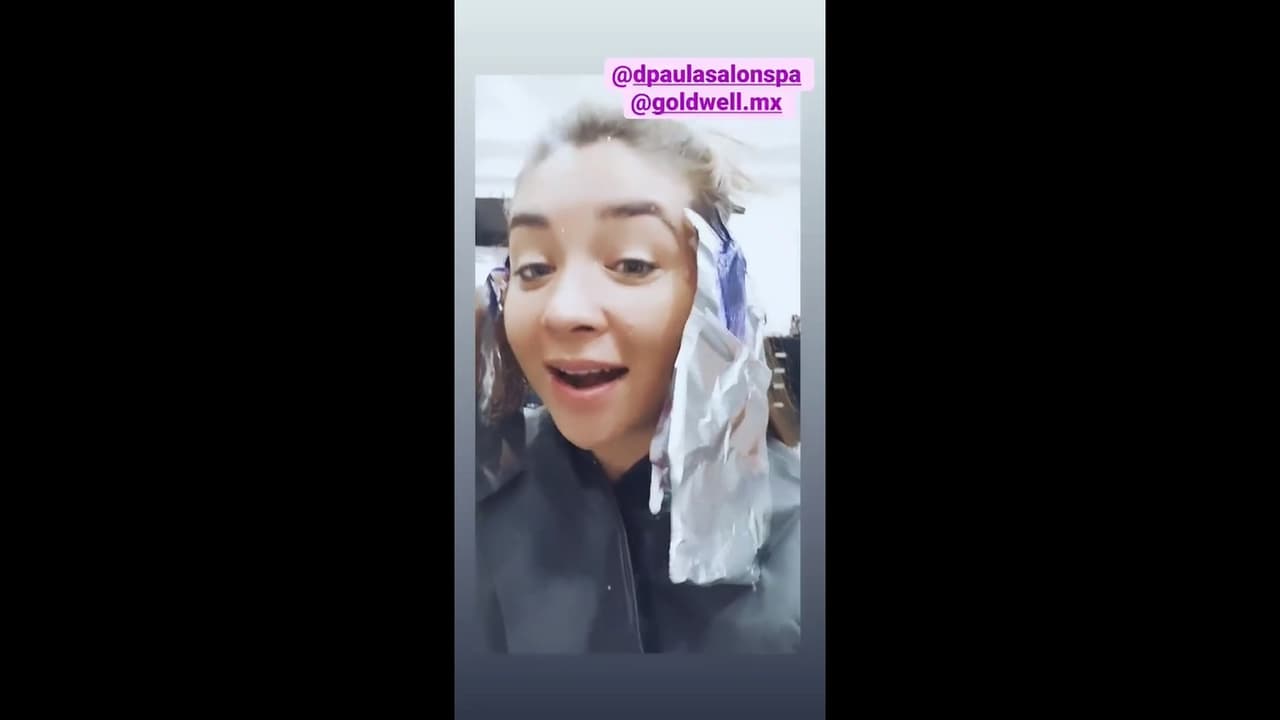 Daniela Luján transformó su cabello, tiñéndolo de rosa y azul