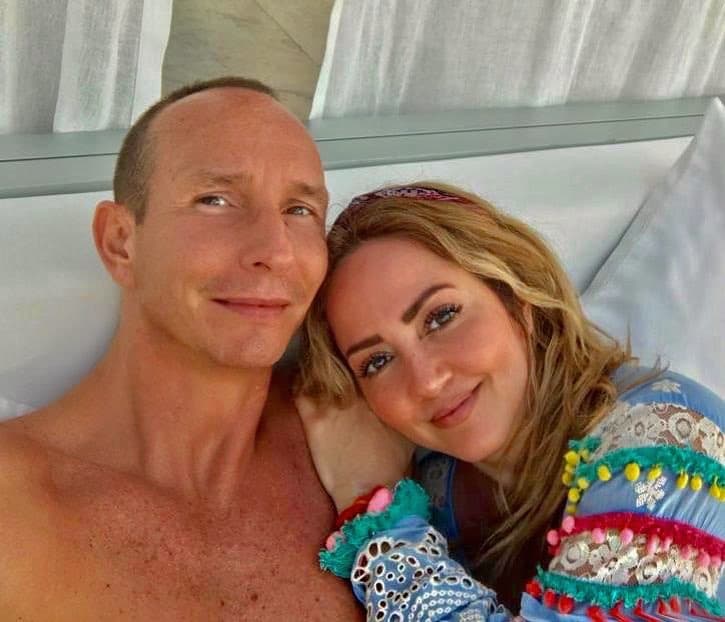 Andrea Legarreta comparte la receta de una mascarilla facial y Erik Rubín se la come