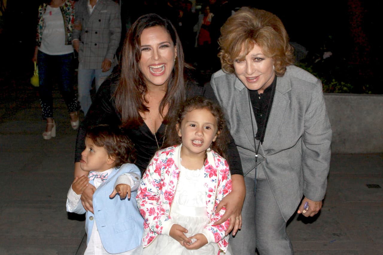 Angélica Vale explica por qué sus hijos no hablan español con ella