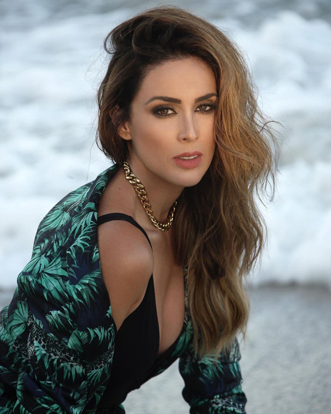 Jacky Bracamontes impacta con ‘bra top’ y demuestra estar a la última moda