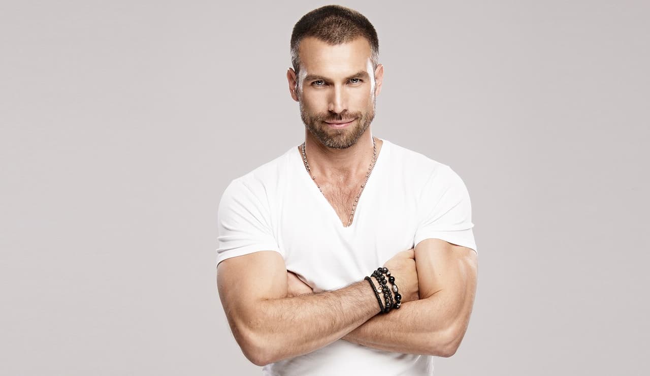 Rafael Amaya roba cámara con elegante smoking en los Latin AMAs