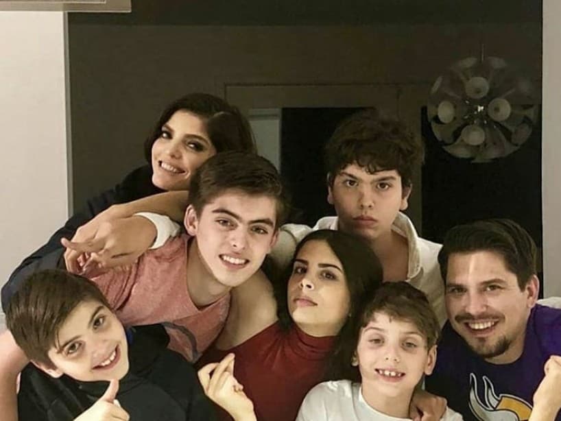 “En esta bipolaridad de la vida, donde las emociones suben y bajan, hoy me toca compartir un momento en familia donde estoy agradecida con el TODO PODEROSO, por la fortuna de estar con dos de mis hijos, aunque yo, (como mamá gallina) quisiera estar con todos. Hoy me tocó con estos dos pedazos de alma”, escribió al cantante en sus redes sociales, luego de que en febrero de este año compartiera imágenes de un viaje que realizó con su hijo Emiliano Gallardo y su hijo adoptivo, José Emilio.
