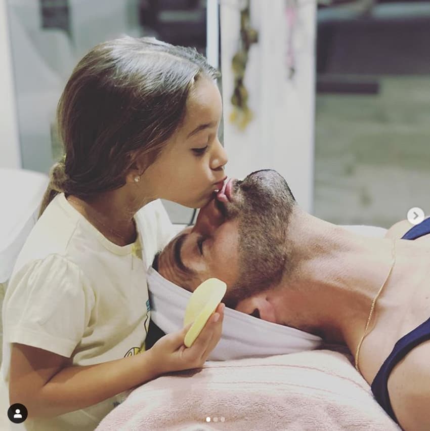 El pasado 4 de febrero, Toni Costa subió una fotografía en la que besa a su hija, quien le está aplicando un tratamiento de belleza. “¡Deja de decir tonterías por Dios! Tengo 36 años y sigo besando a mis padres en la boca, si usted no lo hace, bien por usted, no puede decirnos cómo educar a nuestra hija, y lo único cochino que tiene es su mentalidad sobre algo así, por favor. Feliz día señora”, dijo a una de sus seguidoras.