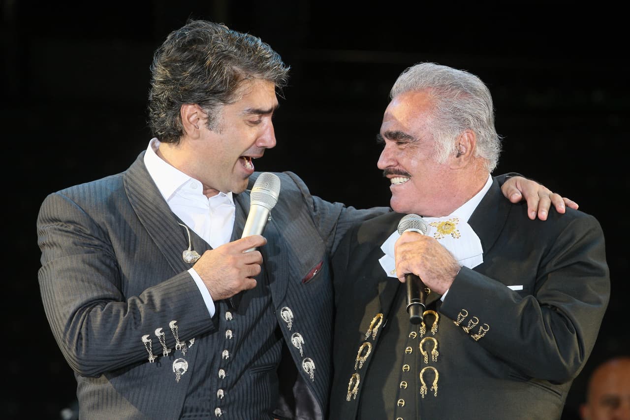 Padre e hijo no solo compartieron el escenario cuando Alejandro Fernández era un niño, a lo largo de la carrera de Vicente Fernández se les vio en repetidas ocasiones conmover hasta las lágrimas a fans en palenques, conciertos y premiaciones.