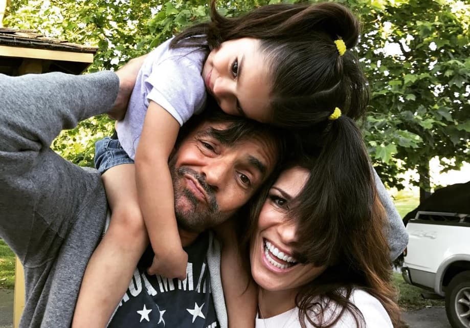 Aitana Derbez debuta en Tik Tok con baile junto a sus papás y fans afirman: ‘La cara de Eugenio’