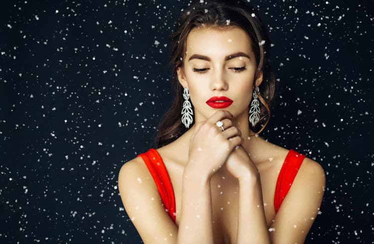 Lleva la Navidad ¡hasta tus cejas! Es la nueva tendencia en maquillaje