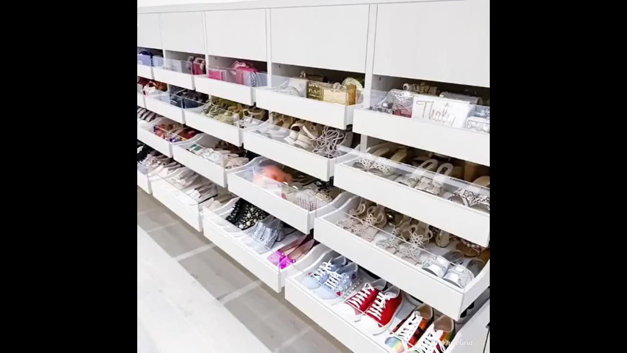 No es la primera ocasión que Thalía llama la atención por su clóset. En julio de 2019, luego de instalarse en su nuevo hogar, la cantante contrató a diseñadores para que adaptaran de la mejor manera su clóset, dejando ver en Instagram el resultado.