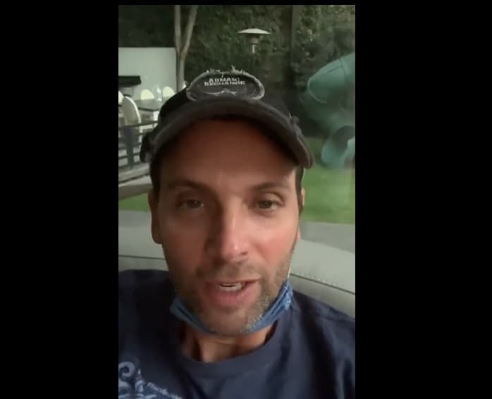 “Nada más les cuento algo, yo soy obsesivo, compulsivo con las enfermedades y las normas de higiene, el antibacterial y todo lo que se les ocurra y aun así, en mi casa nos dio, ténganlo en mente”, sentenció.