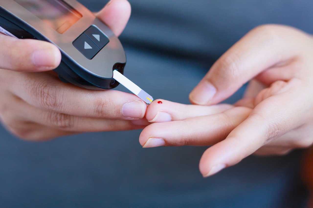 1. Reduce el riesgo de diabetes. Beber de tres a cuatro tazas de café sin azúcar, reduce el 25% de sufrir diabetes tipo 2.