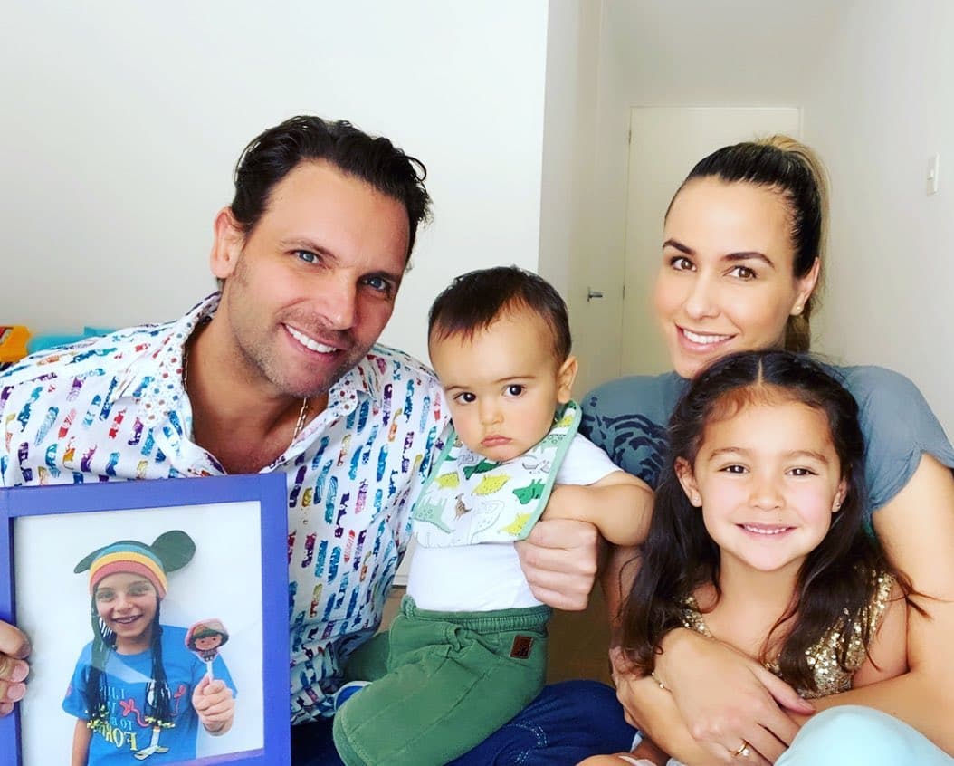 Odalys Ramírez y Patricio Borghetti abrazan a su familia con un ataque de amor tras alta de COVID-19