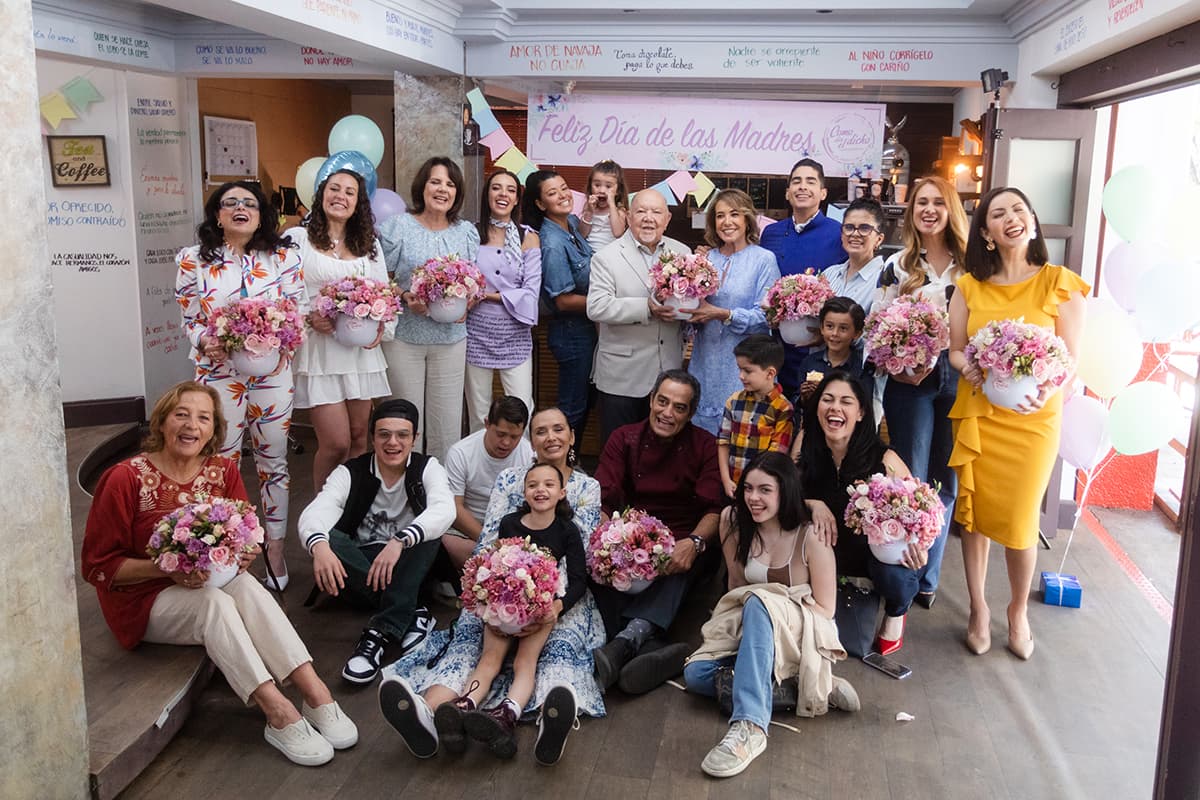 ‘Como dice el dicho’ festeja a las mamás reales del elenco