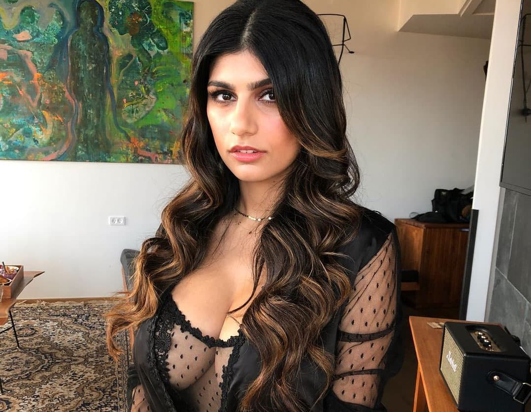 Mia Khalifa lanza sensual calendario 2019 y lo anuncia con sexy foto